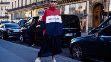 Una invitada con chaqueta de Balenciaga después de un desfile.