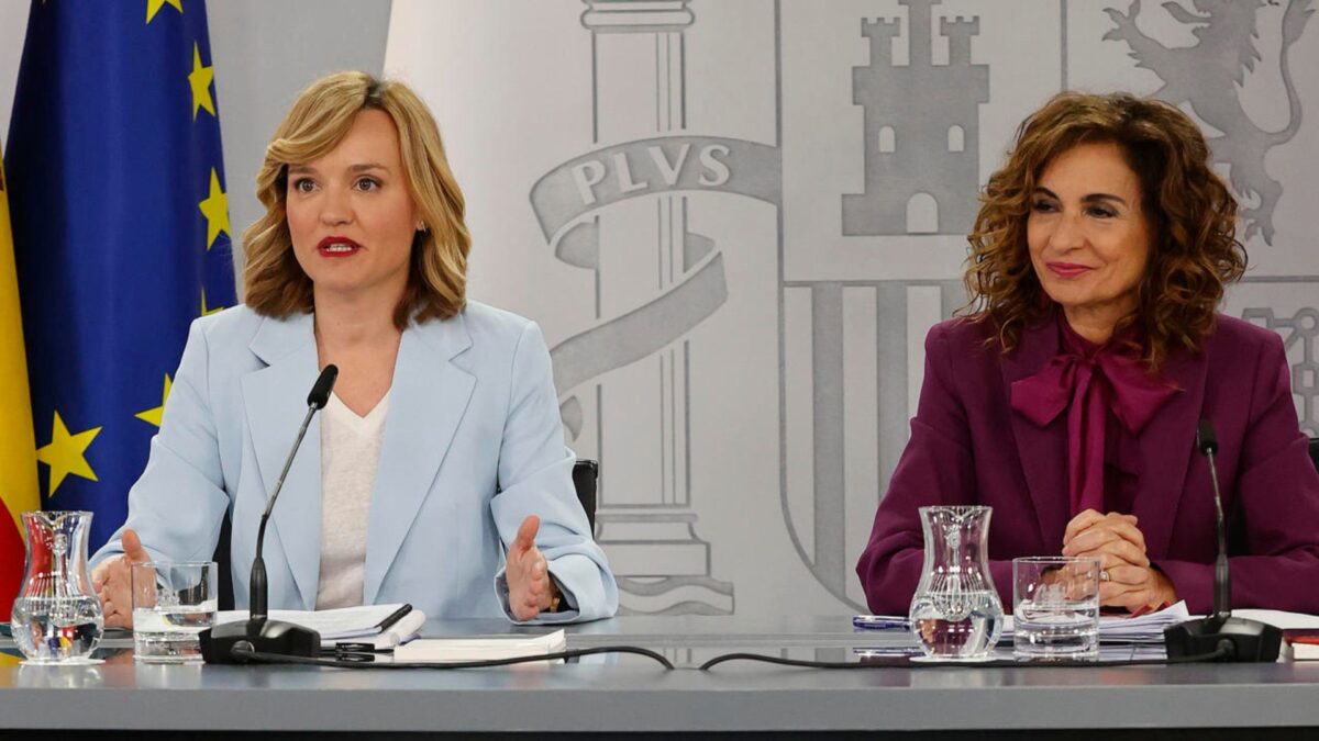 La ministra de Educación y portavoz del Gobierno, Pilar Alegría, la vicepresidenta primera y ministra de Hacienda, María Jesús Montero, durante la rueda de prensa posterior a la reunión semanal del Consejo de ministros, este martes en Moncloa.