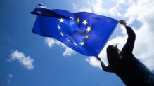 Joven con bandera de la Unión Europea.