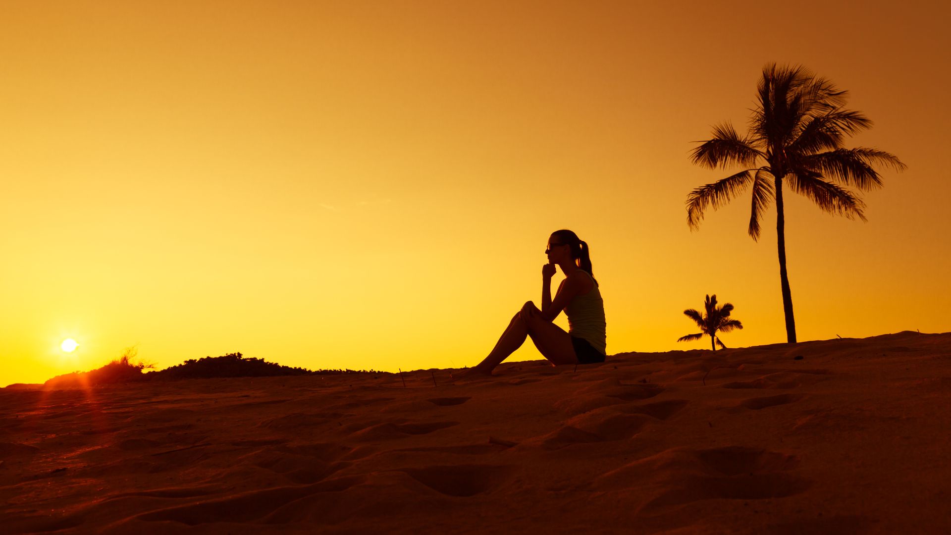 Una mujer disfruta de sus vacaciones Una mujer disfruta de sus vacaciones
