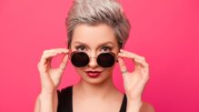 Una mujer con gafas de sol.