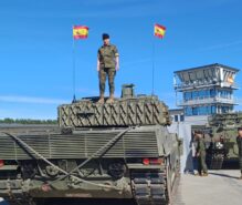 La sargento Ainhoa Tesoro, desde su carro de combate en la base de Adafi