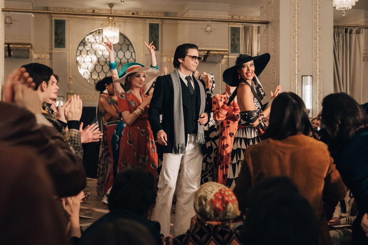 En la serie 'Becoming Karl Lagerfeld', de Disney+, Daniel Brhül da vida al diseñador de moda