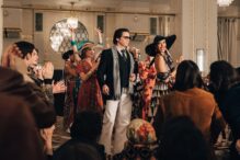 En la serie 'Becoming Karl Lagerfeld', de Disney+, Daniel Brhül da vida al diseñador de moda