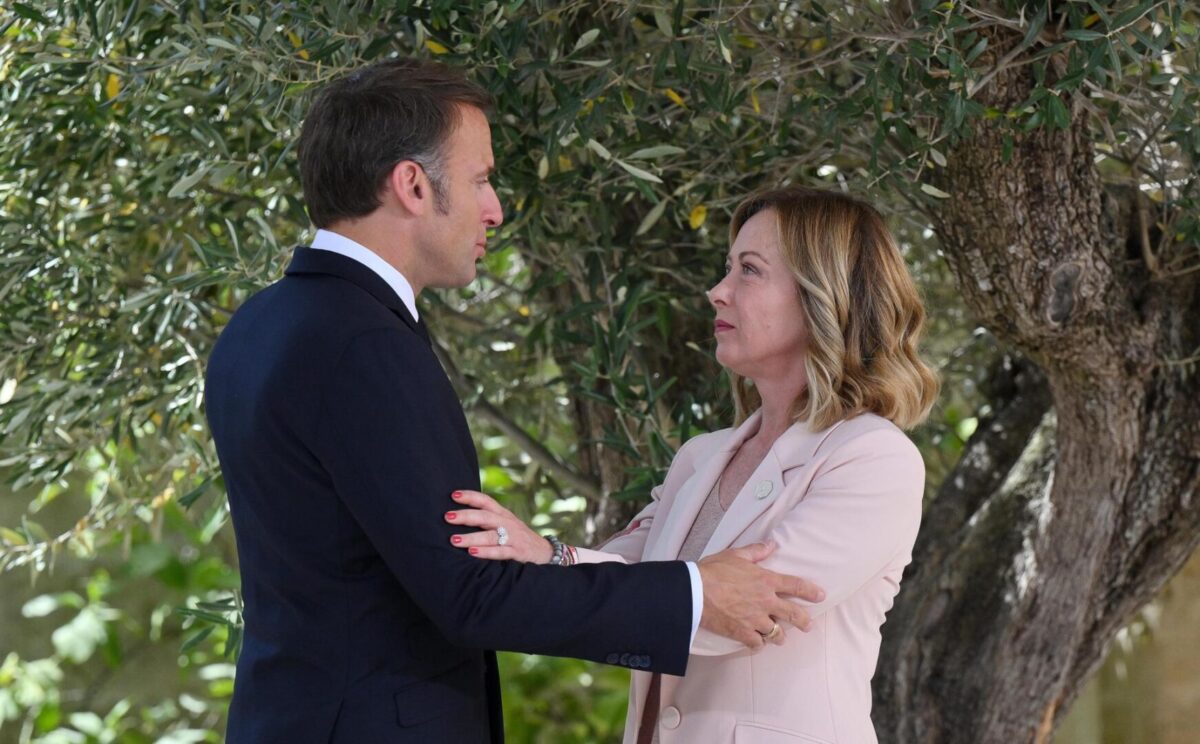 Giorgia Meloni saluda a Emmanuel Macron en la bienvenida del G7