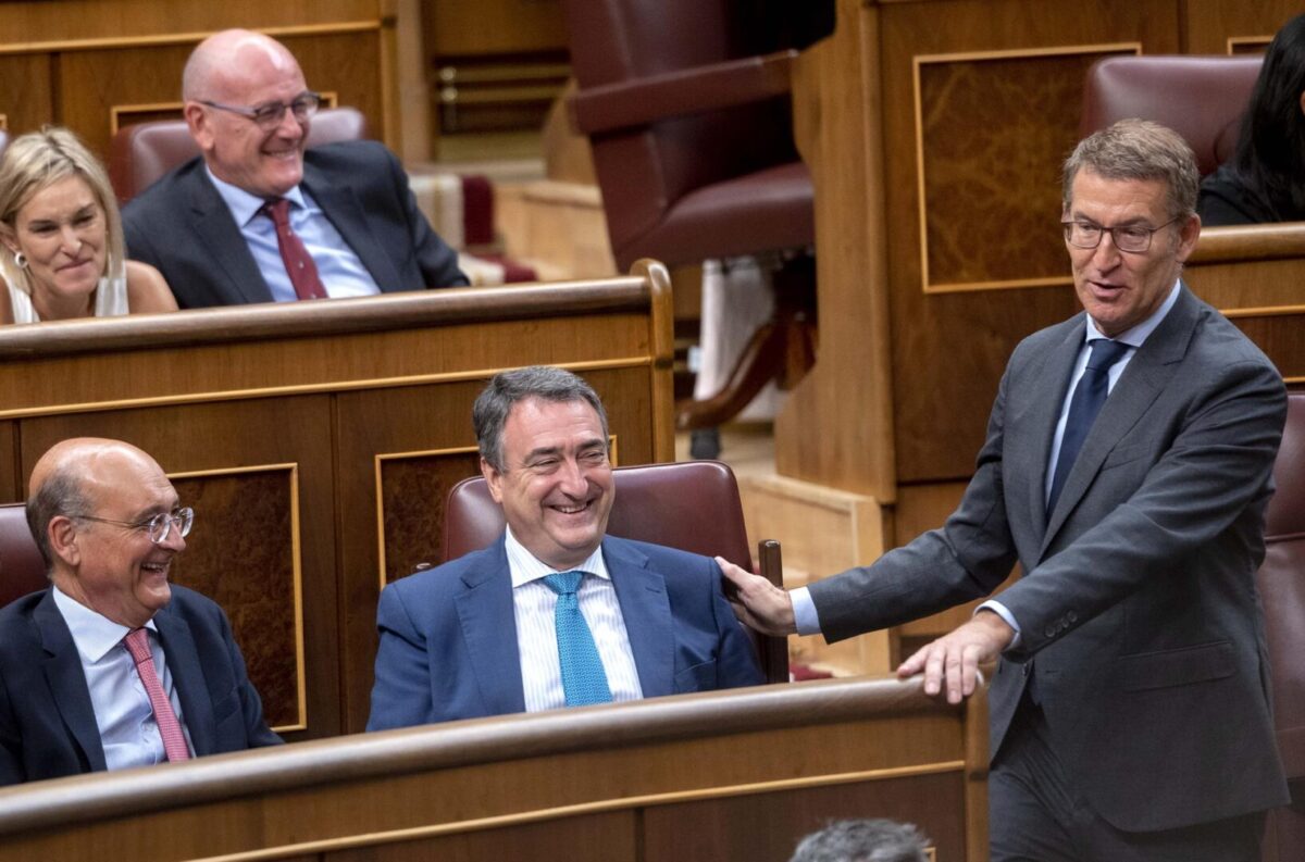 Alberto Núñez Feijóo junto a Aitor Esteban en el Congreso.