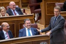 Alberto Núñez Feijóo junto a Aitor Esteban en el Congreso.