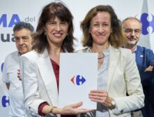 La ministra de Igualdad, Ana Redondo, con la CEO de Carrefour, Elodie Perthuisot.