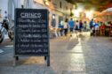Menú de carnes de restaurante en la acera del Setenil de las Bodegas, Andalucía