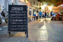 Menú de carnes de restaurante en la acera del Setenil de las Bodegas, Andalucía