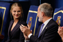 Don Felipe aplaude a la Princesa en los premios Princesa de Asturias