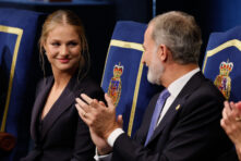 Don Felipe aplaude a la Princesa en los premios Princesa de Asturias