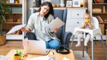 Las madres trabajadoras pueden beneficiarse de varias ayudas ofrecidas tanto por la Seguridad Social como por la Agencia Tributaria.