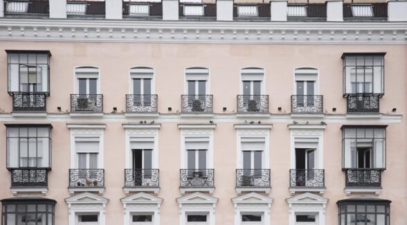 Fachada de un bloque de viviendas, a 29 de octubre de 2024, en Madrid
