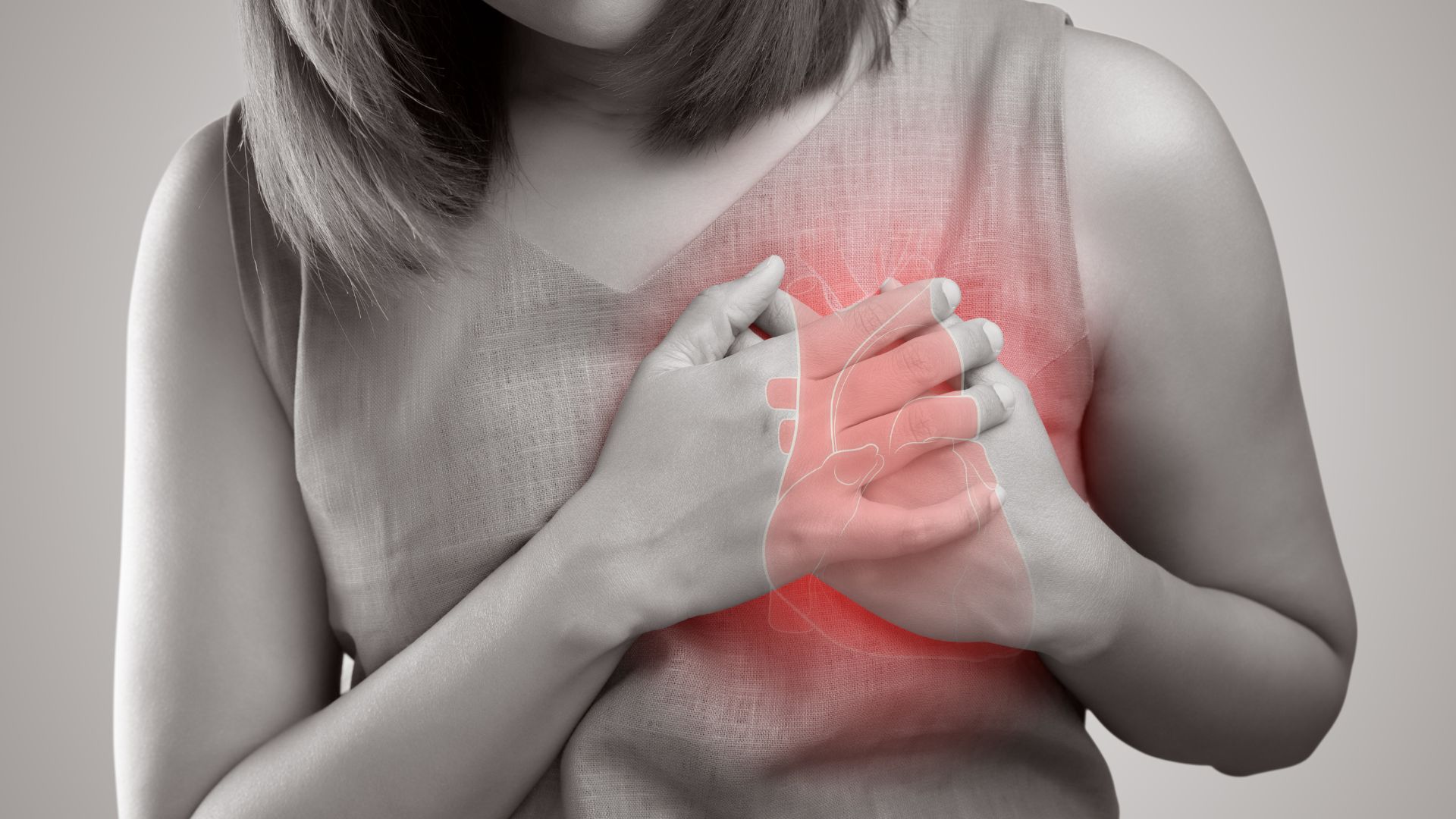 Una mujer padeciendo del corazón