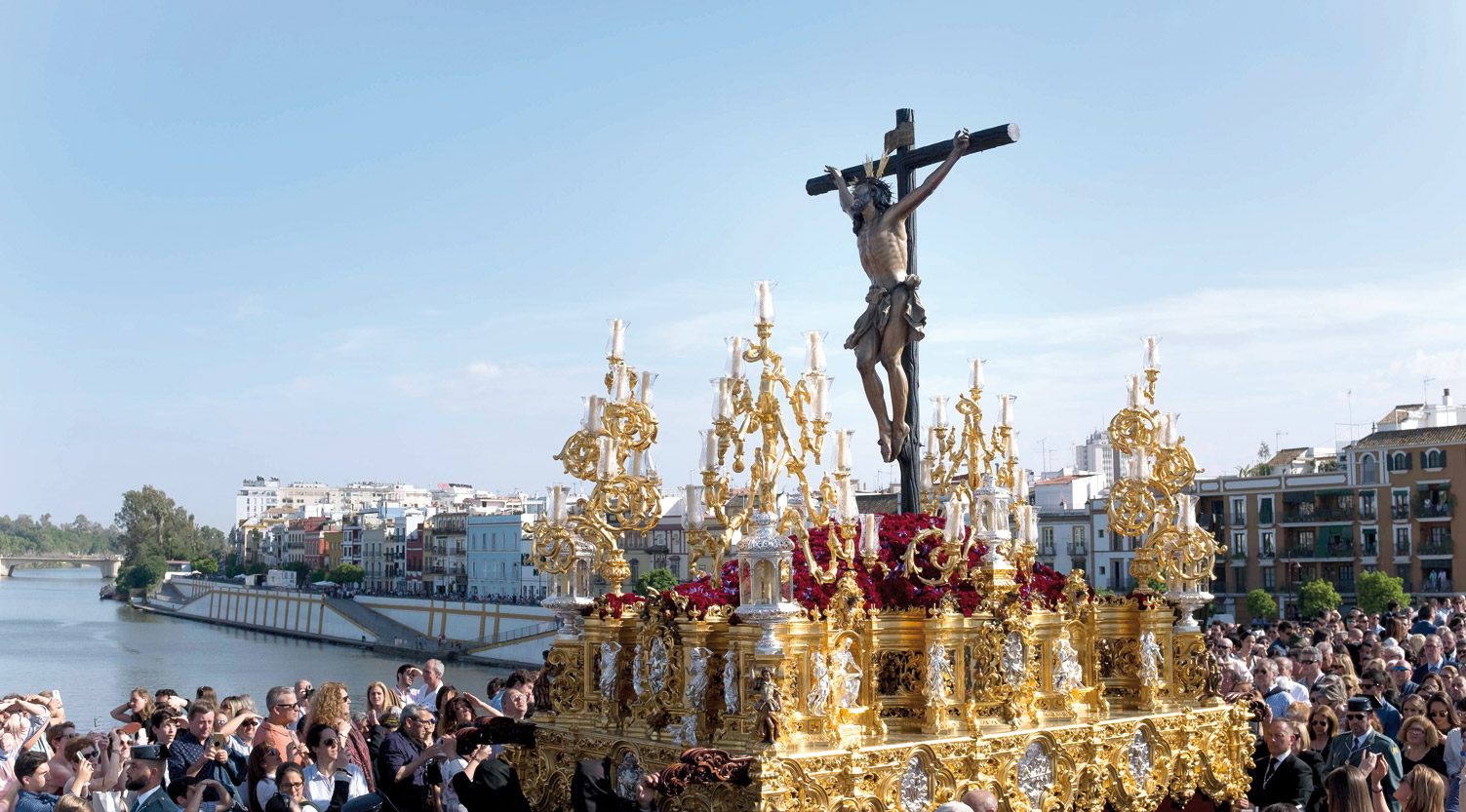 Sevilla se Prepara para la Magna con Semáforos, Líneas Rojas y Consejos para las Multitudes