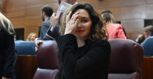 La presidenta de la Comunidad de Madrid, Isabel Díaz Ayuso toma asiento antes del pleno de la Asamblea de Madrid