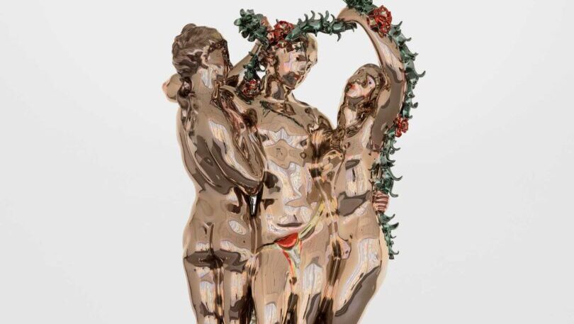 Las "Tres Gracias" de Jeff Koons (2016-2022) esculpidas en acero inoxidable pulido con recubrimiento de color transparente, expuestas en el Palacio de Carlos V de La Alhambra de Granada