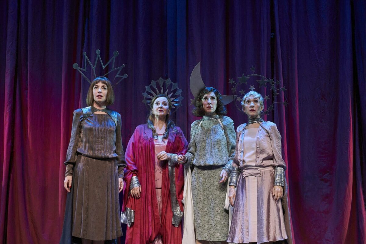 'La mujer fantasma' es la nueva obra del Centro Dramático Nacional, dirigida por Mariano Tenconi