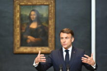 El presidente de Francia, Emmanuel Macron, anuncia el proyecto de remodelación del Museo del Louvre frente a la 'Mona Lisa', de Leonardo Da Vinci