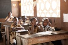 Imagen de unas niñas atendiendo una escuela de Benin, por David Martín Martín