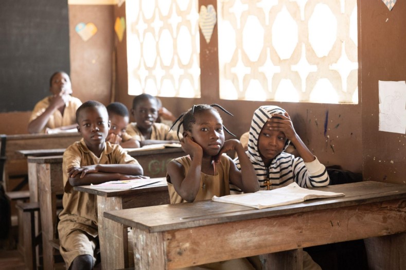 Imagen de unas niñas atendiendo una escuela de Benin, por David Martín Martín