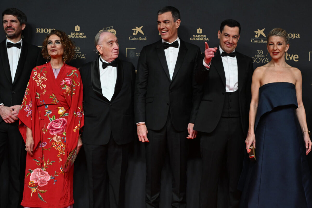 El presidente del Gobierno, Pedro Sánchez (c); la vicepresidenta primera del Gobierno y ministra de Hacienda, María Jesús Montero (2 i); la vicepresidenta del Gobierno y ministra de Trabajo, Yolanda Díaz(d); el ministro de Cultura Ernest Urtasun (i); el presidente de la Junta de Andalucía, Juanma Moreno (2d); y el presidente de la Academia de las Artes y las Ciencias Cinematográficas de España, Fernando Méndez-Leite