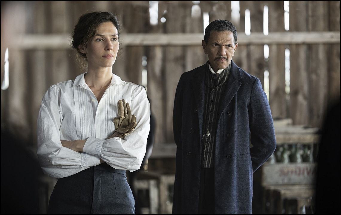 Doria Tillier como la feminista Marie-Rose Astié de Valsayre junto a su profesor de esgrima, interpretado por el actor franco-marroquí Roschdy Zem
