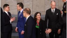 La ministra de Defensa, durante una reunión con los ministros de los países de la OTAN