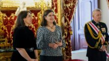 Mercedes Araújo y Carmen Castiella, en el Palacio Real
