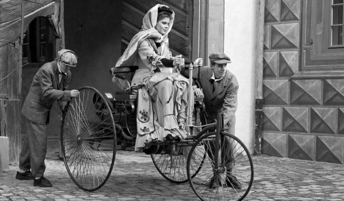 Los protagonistas Gottlieb Daimler y Carl Benz construyeron en paralelo los primeros coches motorizados del mundo.