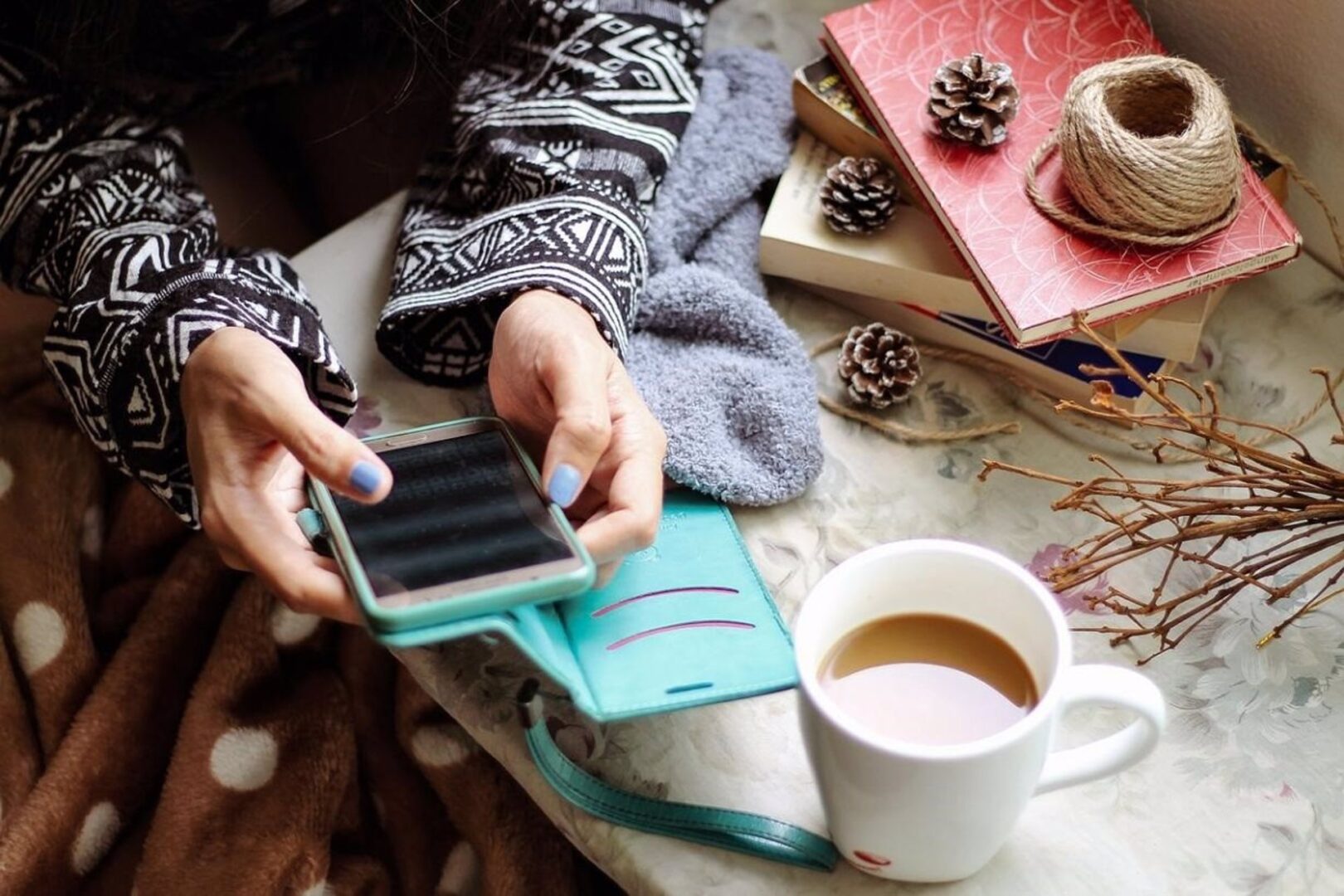 Una mujer consulta su teléfono móvil