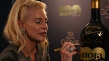Belén Rueda firmando la botella especial por el centenario de la Denominación de Origen Calificada Rioja en los Premios Goya