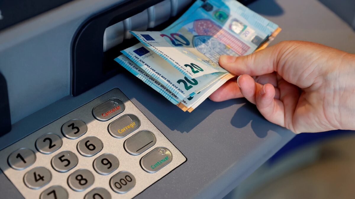 Ingresar dinero en el banco - Economía