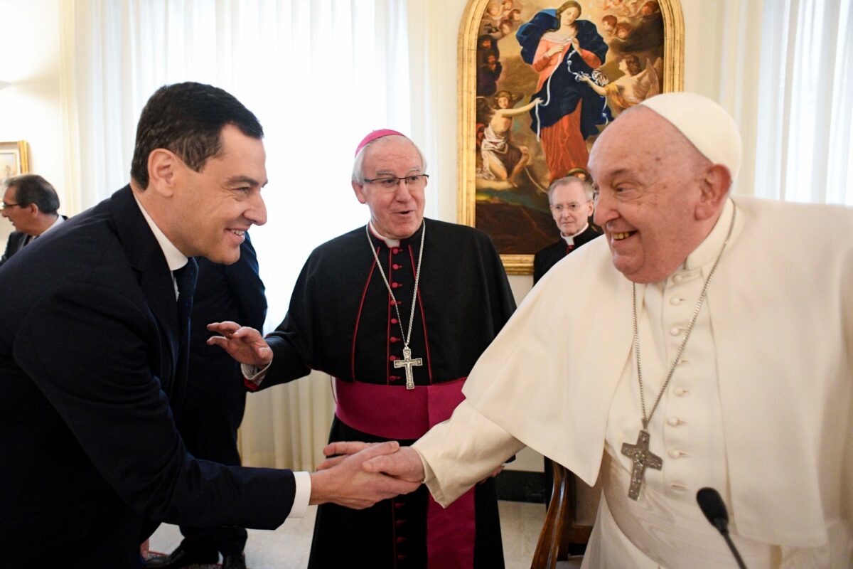 Juanma Moreno y el Papa Francisco