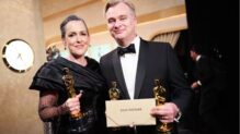Christopher Nolan, con el Oscar que ganó en 2024 por 'Oppenheimer'