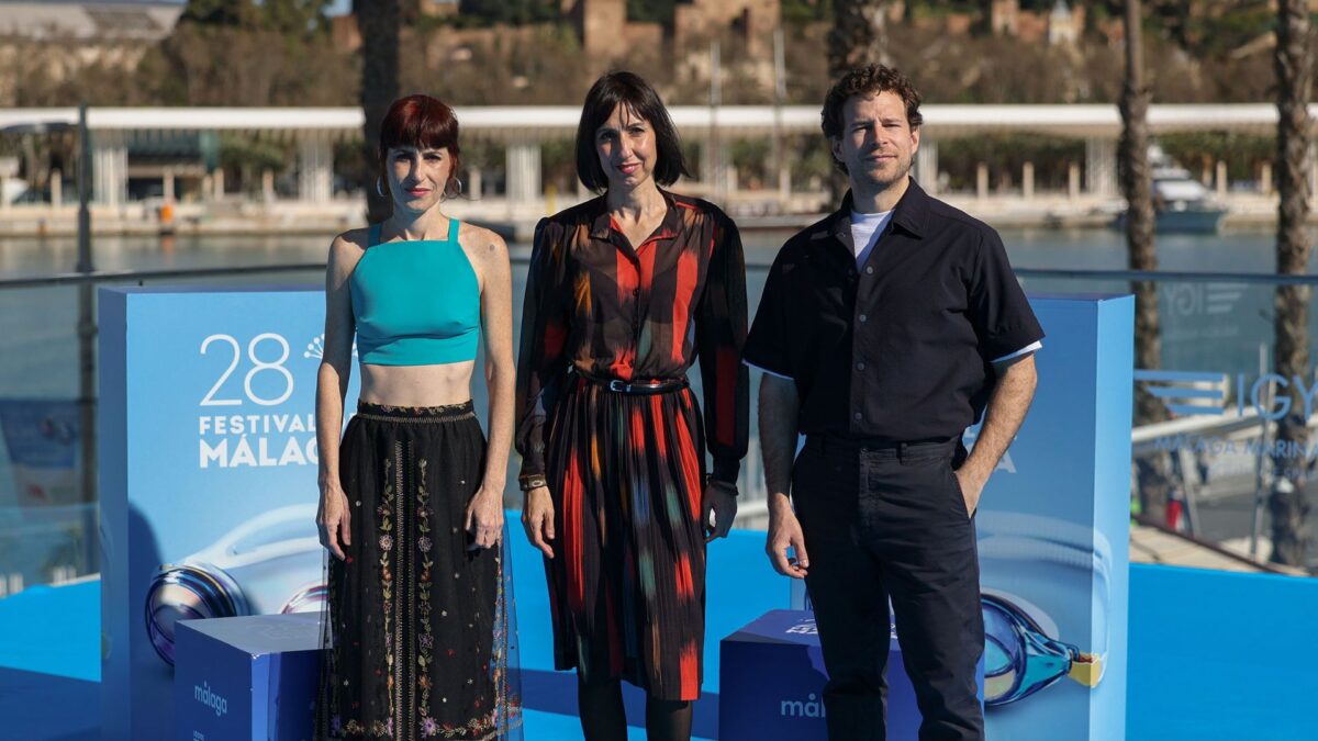La directora Eva Libertad (c) junto a los actores Miriam Garlo (i) y Álvaro Cervantes (d) posan en el photocall de la película 'Sorda'