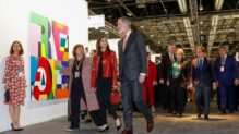 Los Reyes doña Letizia y don Felipe junto a la directora de la feria ARCO, Maribel López