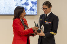 La ministra entrega el premio