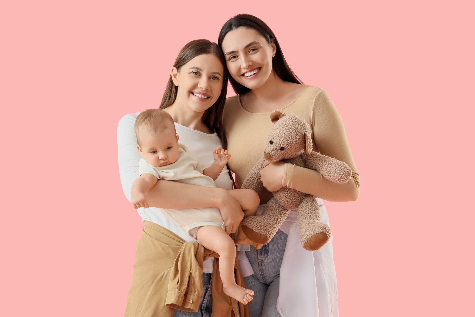 Una pareja con un bebé