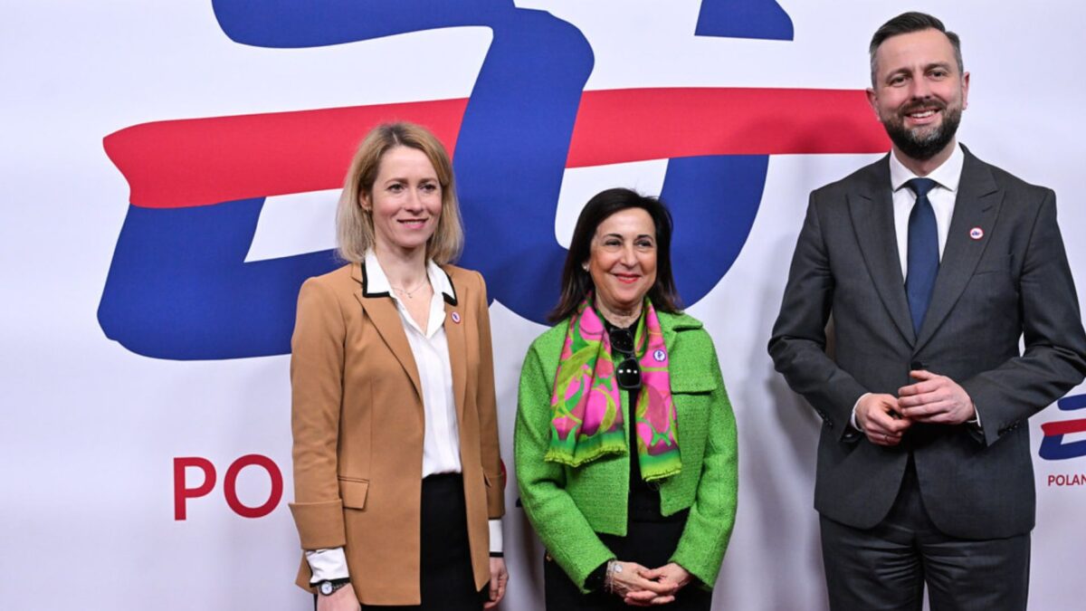 Margarita Robles, junto a Kaja Kallas, alta representante de Asuntos Exteriores