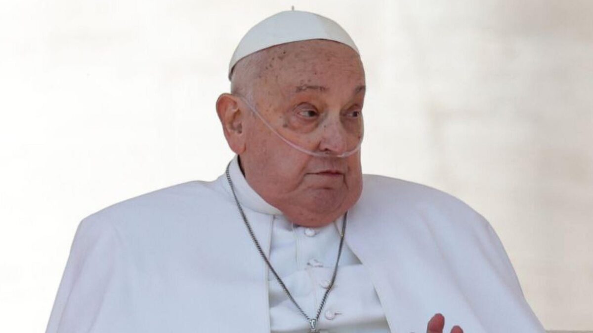El Papa Francisco prosigue su recuperación en Casa Santa Marta con ligeras mejorías respiratorias y de movilidad