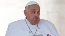 El Papa Francisco prosigue su recuperación en Casa Santa Marta con ligeras mejorías respiratorias y de movilidad