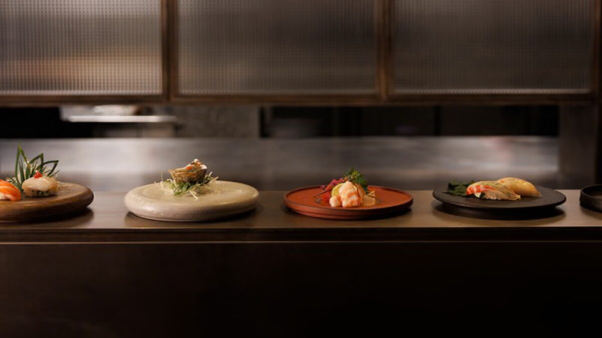 En el corazón de París, durante la Semana de la Moda, Saint Laurent Sushi Park se ha convertido en el nuevo destino gastronómico de lujo, donde el sushi se sirve con una dosis de exclusividad y estilo inconfundible, fusionando alta cocina japonesa con el glamur de la moda.