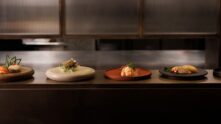 En el corazón de París, durante la Semana de la Moda, Saint Laurent Sushi Park se ha convertido en el nuevo destino gastronómico de lujo, donde el sushi se sirve con una dosis de exclusividad y estilo inconfundible, fusionando alta cocina japonesa con el glamur de la moda.