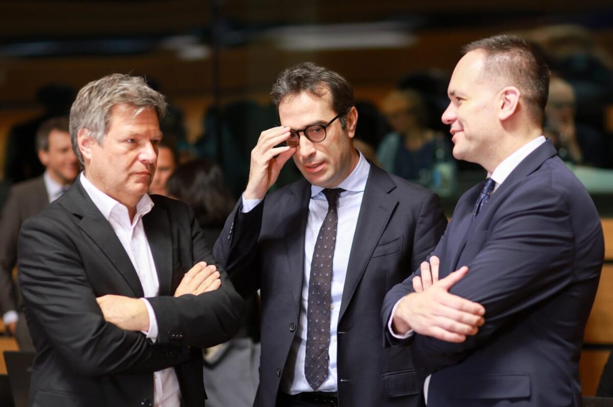 El ministro español de Economía, Comercio y Empresa, Carlos Cuerpo asiste a una reunión de ministros de Comercio de la UE en la ciudad de Luxemburgo, Luxemburgo, el 7 de abril de 2025.