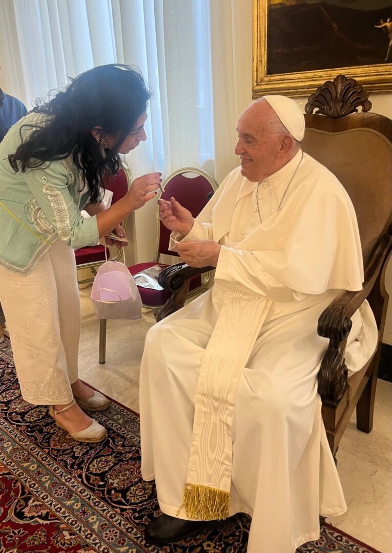 Alicia Pérez Yagüe en la visita al Papa Francisco en 2022