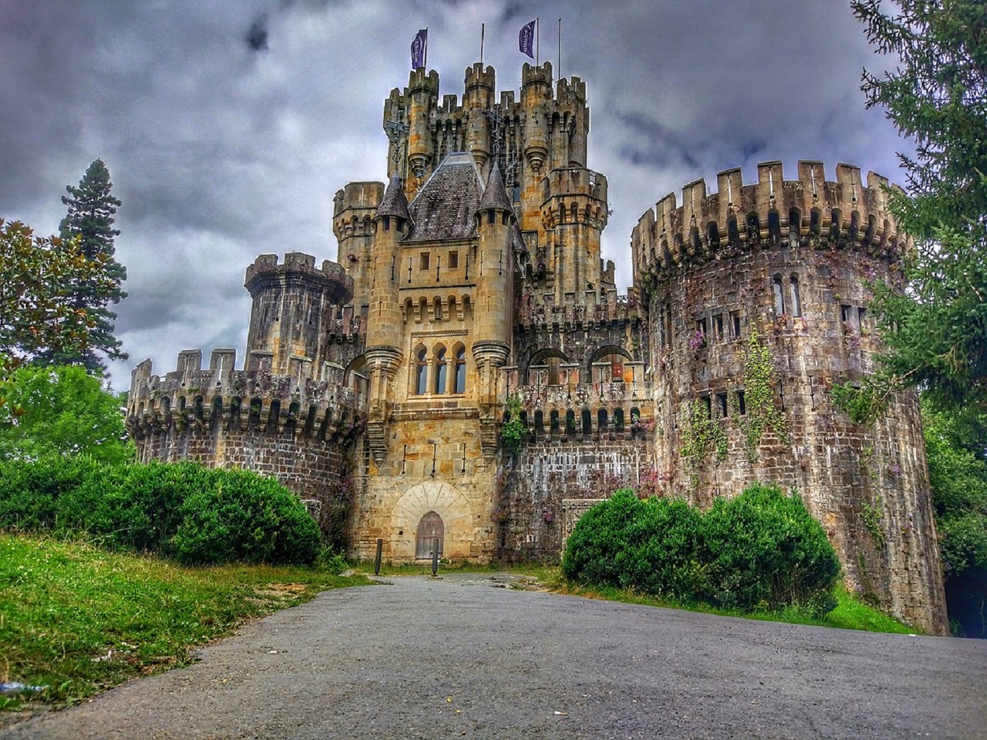 La joya artística del siglo XIX que casi nadie visita: una fortaleza neogótica de origen medieval escondida en un bosque centenario La joya artística del siglo XIX que casi nadie visita: una fortaleza neogótica de origen medieval escondida en un bosque centenario