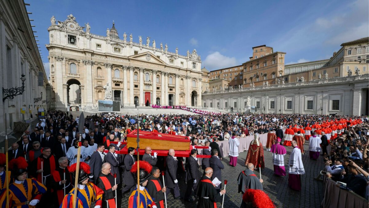 La plaza de San Pedro acoge a miles de fieles que acuden a despedirse del Papa Francisco
