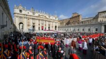 La plaza de San Pedro acoge a miles de fieles que acuden a despedirse del Papa Francisco